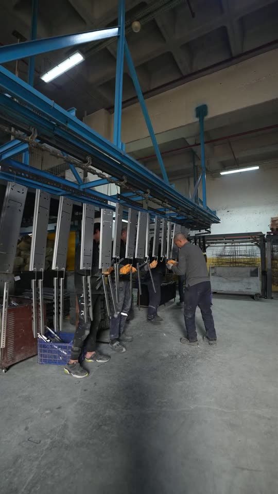 Toz boya hattında boyanan profiller